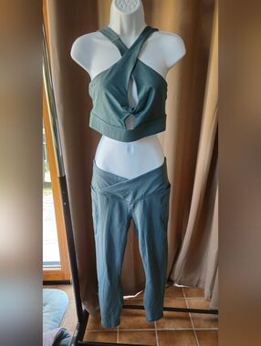 Fabletics PureLuxe Oasis Set • Twist Bra + HW Crossover Leggings